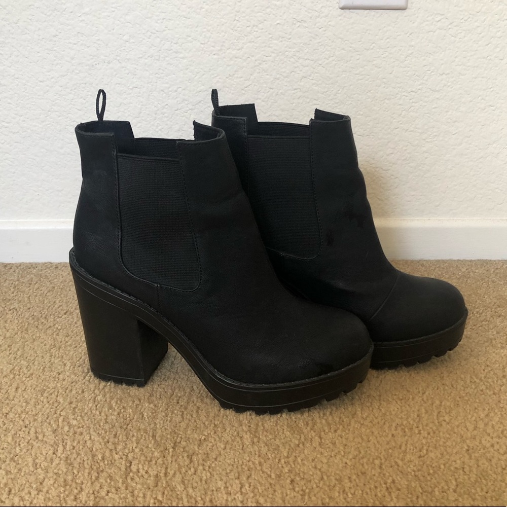Black booties DIVIDED brand
